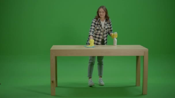 Зеленый Экран Молодая Молодая Женщина Домохозяйка Убирающая Стол Помощью Лопаты — стоковое видео