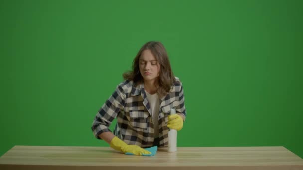 緑のスクリーン 疲れた若い女性は黄色い保護ゴム製手袋を身に着け スプレー ボトルを掛け テーブルをきれいにする 多機能クリーニングツール — ストック動画