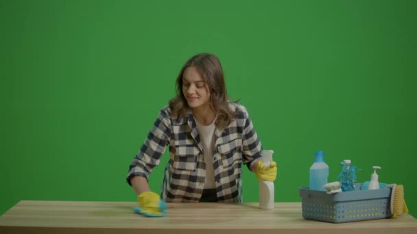 Yeşil Ekran Gülümseyen Genç Bir Kadın Masayı Sprey Şişe Bir — Stok video