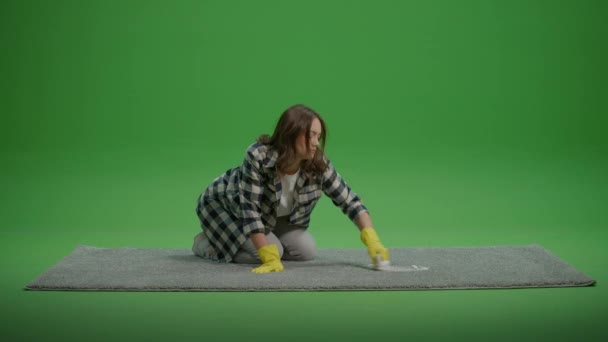 Green Screen Eine Lächelnde Junge Hausfrau Gelben Gummihandschuhen Reinigt Den — Stockvideo