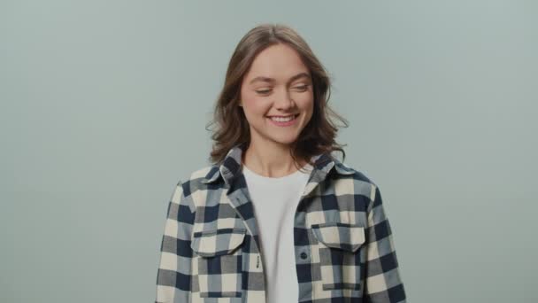 Sarı Eldivenli Şaşırmış Genç Bir Kadının Portresi Gri Arkaplanda Temizlik — Stok video