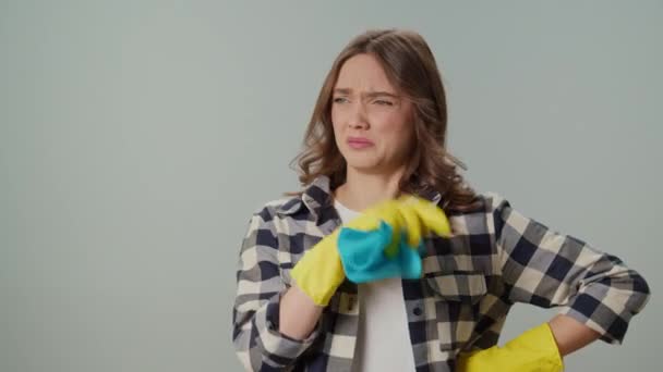Portret Niezadowolonej Młodej Kobiety Żółtych Rękawiczkach Trzymającej Szmatę Czyszczenia Wąchającej — Wideo stockowe