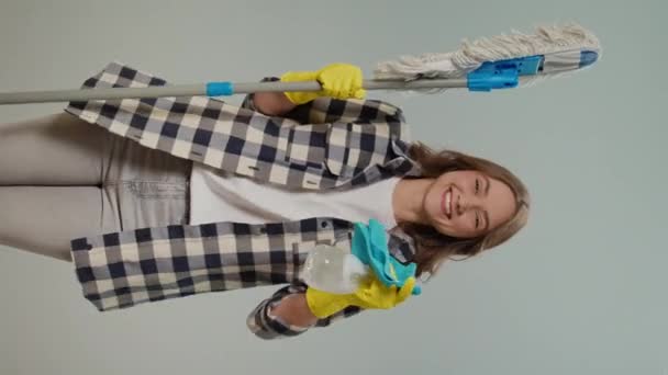 Vertikální Pohled Portrét Šťastné Mladé Ženy Žlutých Rukavicích Držící Čisticí — Stock video