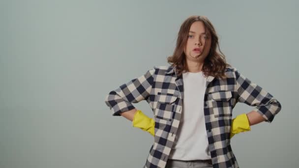 Eine Müde Junge Frau Trägt Gelbe Gummischutzhandschuhe Hält Ihre Hände — Stockvideo