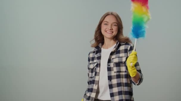 Porträt Einer Lächelnden Jungen Frau Gelben Handschuhen Die Mit Einer — Stockvideo