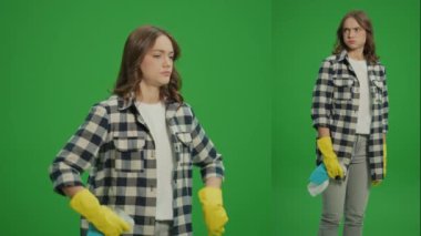 İkisi bir arada, Yeşil Ekran Montaji. Sarı Koruyucu Eldivenli, elinde sprey şişe ve paçavra tutan yorgun bir genç kadın. Çok işlevli Temizlik Araçları. Dijital Araçlarla Temizleme.