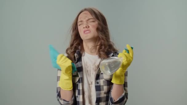 Dirty Empset Angry Young Woman Hausfrau Gelben Handschuhen Die Eine — Stockvideo