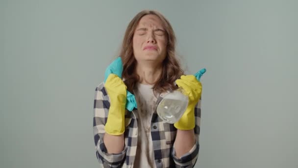 Βρώμικη Τσαντισμένη Νεαρή Γυναίκα Νοικοκυρά Κίτρινα Γάντια Κρατώντας Ένα Σπρέι — Αρχείο Βίντεο