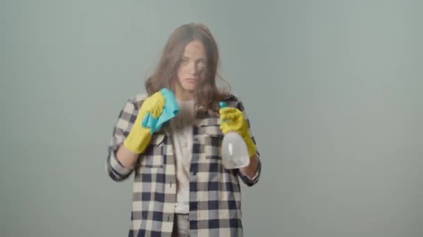 Dirty Serious Young Woman Hausfrau Gelben Handschuhen Die Eine Reinigungssprayflasche — Stockvideo