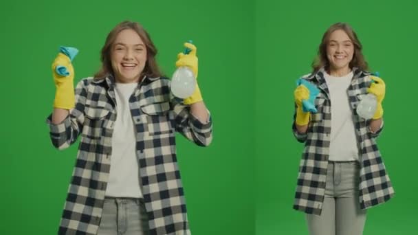1スプリットグリーンスクリーンモンテージ 黄色い手袋の幸せな若い女性の肖像画 クリーニングスプレーボトルとラグを折りたたみ クリーニングの成功に喜びます ハックを破壊する — ストック動画