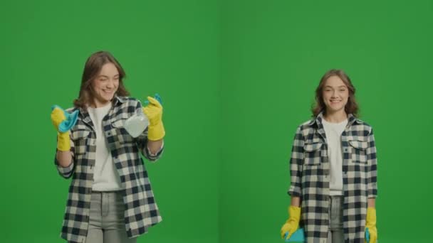 1スプリットグリーンスクリーンモンテージ 黄色い手袋の幸せな若い女性の肖像画 クリーニングスプレーボトルとラグを折りたたみ クリーニングの成功に喜びます バーチャルクリーニングコンサルティング — ストック動画