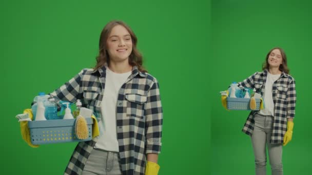 1スプリットグリーンスクリーンモンタージュ クリーニング製品で箱を保持し 彼女のクリーニングの結果に満足している黄色の保護ゴム手袋の笑顔の若い女性 スマートクリーニング技術 — ストック動画