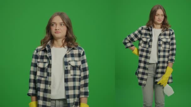 Split Green Screen Montage Eine Unzufriedene Junge Frau Gelben Handschuhen — Stockvideo