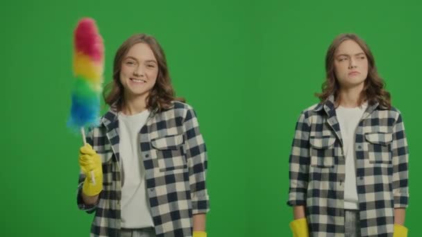 Ένα Πορτρέτο Της Νεαρής Γυναίκας Κίτρινα Γάντια Χορεύοντας Ένα Dustpan — Αρχείο Βίντεο
