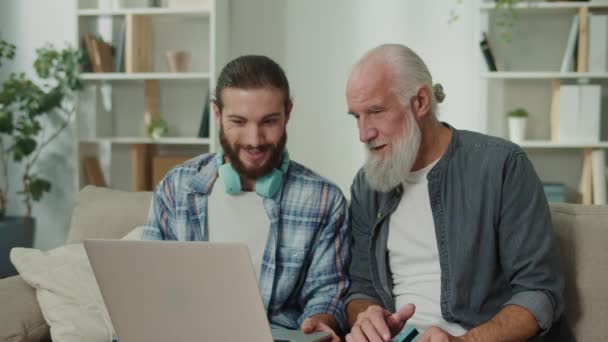 Jovem Adulto Auxilia Homem Idoso Com Compras Line Aplicativo Usando — Vídeo de Stock