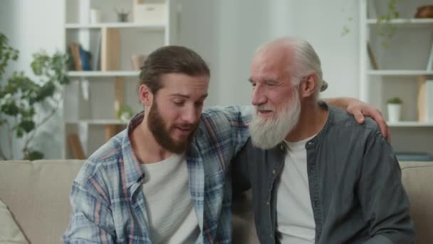 Hombres Jóvenes Ancianos Comparten Experiencias Vida Sentados Sofá Discutiendo Historias — Vídeos de Stock