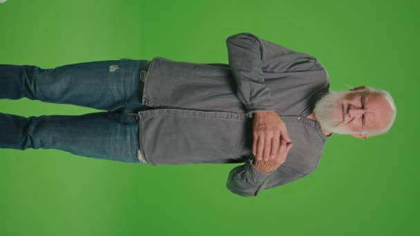 Dikey Bakış Yeşil Ekran Kalpli Yaşlı Bir Adamın Portresi Hasta — Stok video