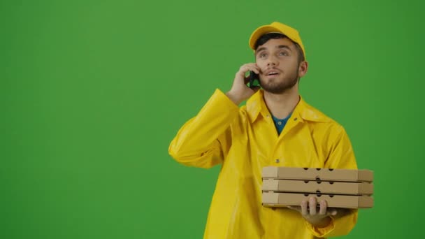 Green Screen Food Delivery Person Χρησιμοποιώντας Ένα Smartphone Για Την — Αρχείο Βίντεο