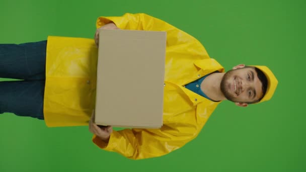 Vertical Video Green Screen Portrait Handsome Delivery Person Uniform Holds — Vídeo de Stock