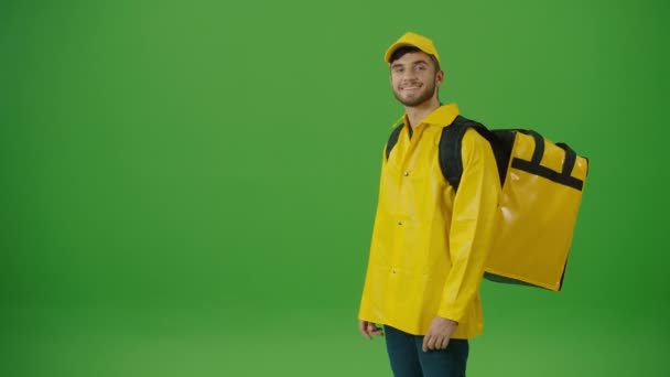 Zelená Obrazovka Young Food Delivery Person Žluté Uniformě Tepelným Batohem — Stock video