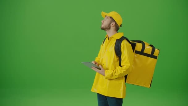 Zelená Obrazovka Young Food Delivery Person Žluté Uniformě Tepelným Batohem — Stock video