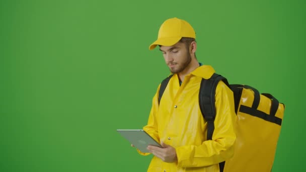Persona Joven Entrega Alimentos Con Pantalla Verde Uniforme Amarillo Con — Vídeo de stock