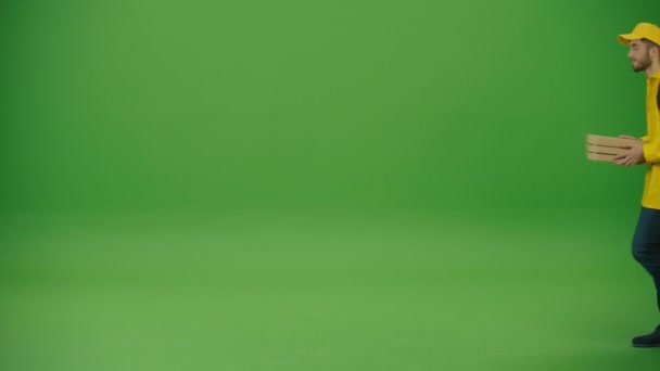 Зелений Екран Доставка Чоловік Жовтій Уніформі Термальним Рюкзаком Приносить Коробки — стокове відео