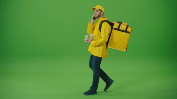 绿色屏风送货员 身穿黄色制服 背着热背包 带着披萨盒 交付工人在线交付订单客户 关于向客户发送订单的方式的信使 — 图库视频影像