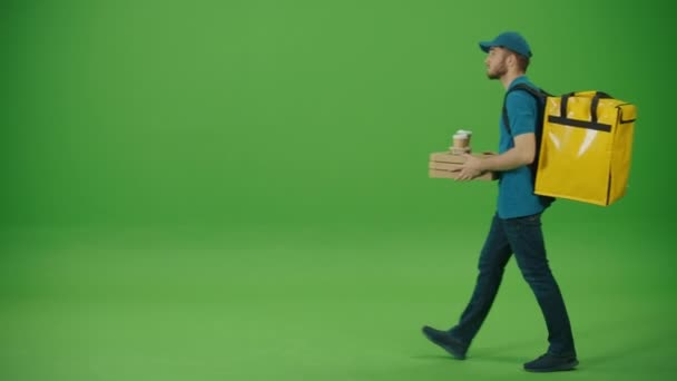 Green Screen Delivery Man Żółtym Mundurze Termalnym Plecakiem Przynosi Pudełka — Wideo stockowe