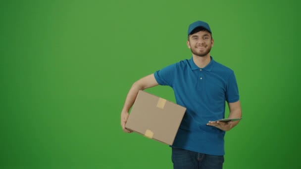 身穿制服的持卡人纸板箱和微笑的送货人的绿色屏幕肖像 在物流配送中心工作的快递员 提供网上定单 伟大的交付服务 — 图库视频影像