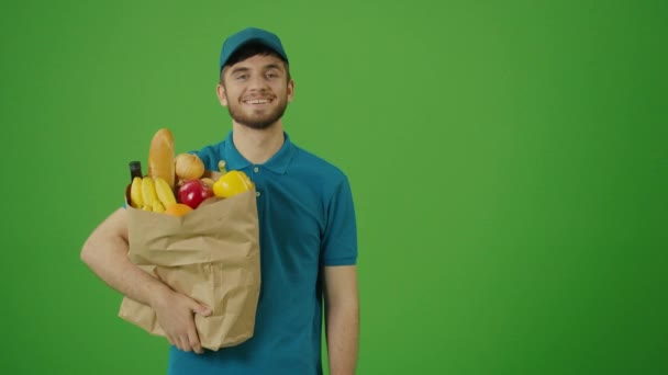 Homem Entrega Tela Verde Traz Saco Papel Com Comida Correio — Vídeo de Stock