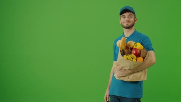Grøn Skærm Levering Man Bringer Papirpose Med Mad Kurer Vej – Stock-video
