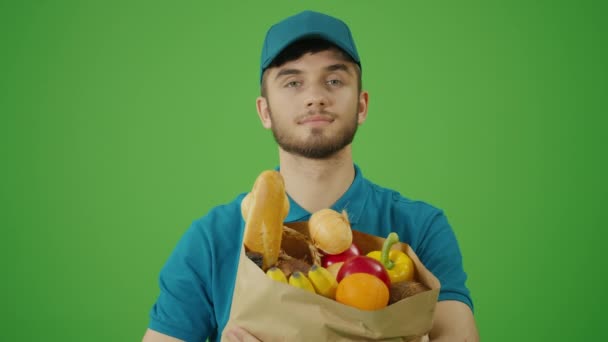 Green Screen Delivery Man Przynosi Torbę Papierową Jedzeniem Kurier Drodze — Wideo stockowe
