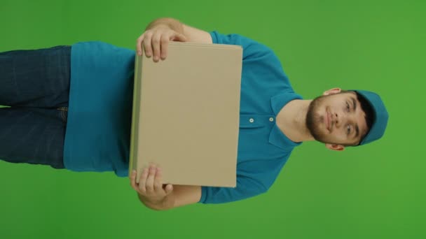 Retrato Pantalla Verde Video Vertical Una Persona Guapa Uniforme Sostiene — Vídeo de stock