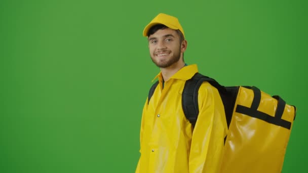 Zielony Ekran Młoda Osoba Dostarczająca Żywność Żółtym Mundurze Termalnym Plecakiem — Wideo stockowe