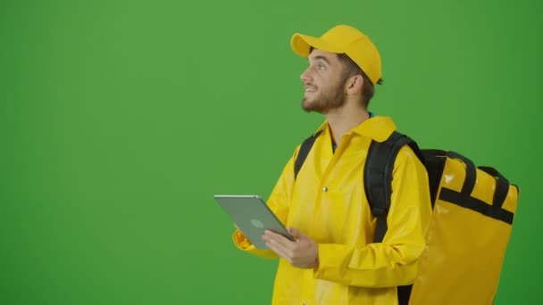 Yeşil Ekran Genç Yemek Teslimatçısı Sarı Üniformalı Termal Sırt Çantalı — Stok video