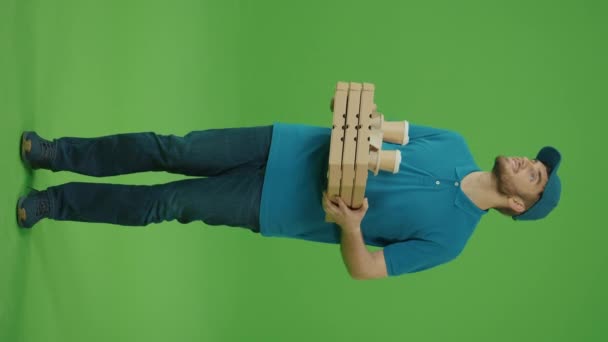Vertikal Video Grön Skärm Porträtt Stilig Livsmedelsleverans Person Uniform Håller — Stockvideo