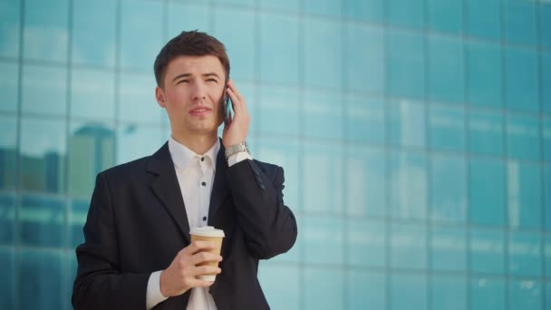Ein Junger Männlicher Ingenieur Oder Architekt Steht Während Einer Kaffeepause — Stockvideo