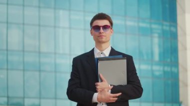 Başarılı Genç Bir Erkek Mühendis veya Mimarın Portresi Mavi Pencereli Bir Binanın Yanındaki Belgeleri Tutuyor