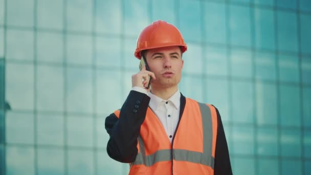 Mužský Inženýr Nebo Architekt Oranžové Přilbě Bezpečnostní Vestě Mluví Telefonu — Stock video