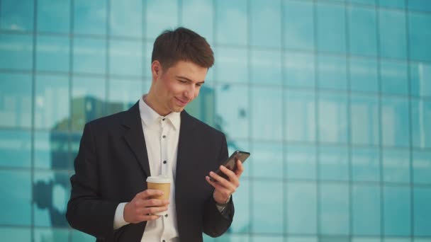 Kahve Molası Sırasında Resmi Takım Elbiseli Genç Bir Erkek Mühendis — Stok video