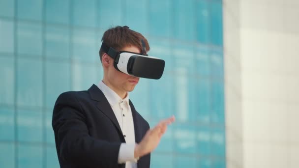 Man Engineer Dragen Virtual Reality Headset Werkt Gebaren Augmented Reality — Stockvideo