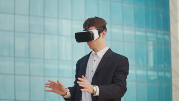 Manlig Ingenjör Bär Virtual Reality Headset Fungerar Och Gestures Augmented — Stockvideo