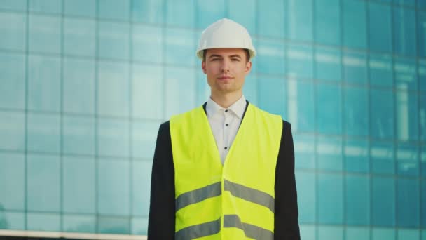 Retrato Jovem Engenheiro Arquiteto Bem Sucedido Vestindo Capacete Jaqueta Segurança — Vídeo de Stock