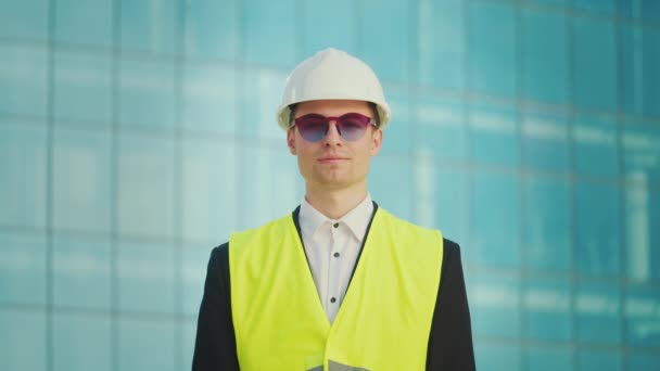 Portrét Úspěšného Mladého Muže Inženýra Nebo Architekta Přilbě Bezpečnostní Vestě — Stock video