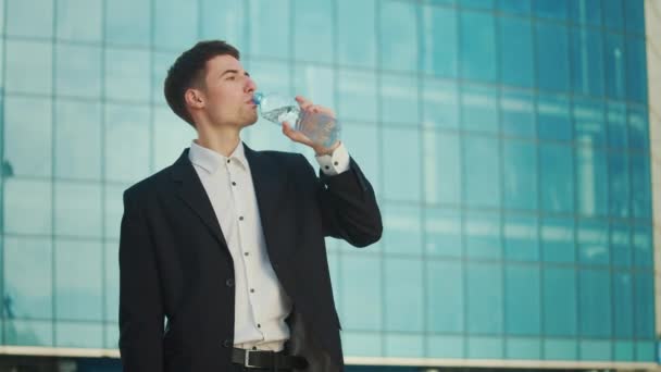 Ein Geschäftsmann Formellen Anzug Trinkt Wasser Aus Einer Flasche Während — Stockvideo