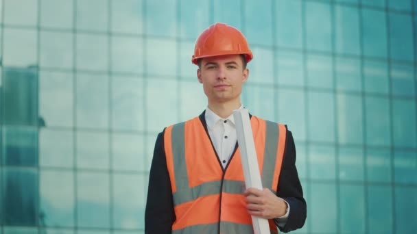 Portret Van Een Succesvolle Jonge Man Ingenieur Architect Dragen Helm — Stockvideo