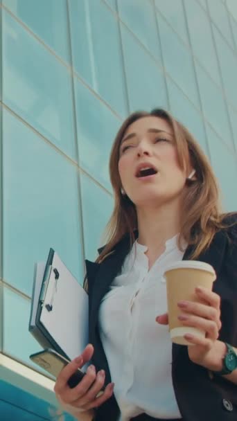 Podnikatelka Formálním Obleku Sluchátky Mluvit Telefonu Držet Šálek Kávy Při — Stock video