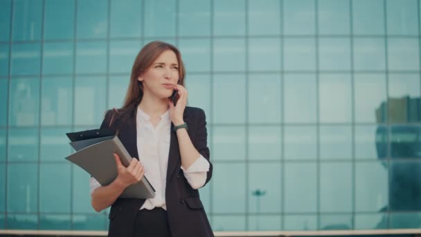 Mutlu Kadını Ofisi Nin Dışında Beklerken Cep Telefonunun Elinde Tuttuğu — Stok video