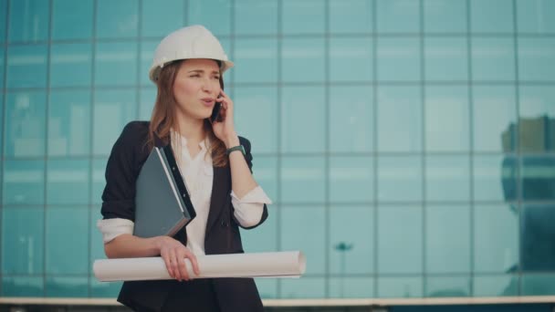 Egy Fiatal Női Mérnök Vagy Építész Formális Öltönyben Sisakban Áll — Stock videók